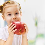 meriendas saludables, niño comiendo fruta, comer entre horas