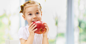meriendas saludables, niño comiendo fruta, comer entre horas