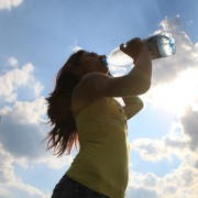 beber agua para cuidar el riñón