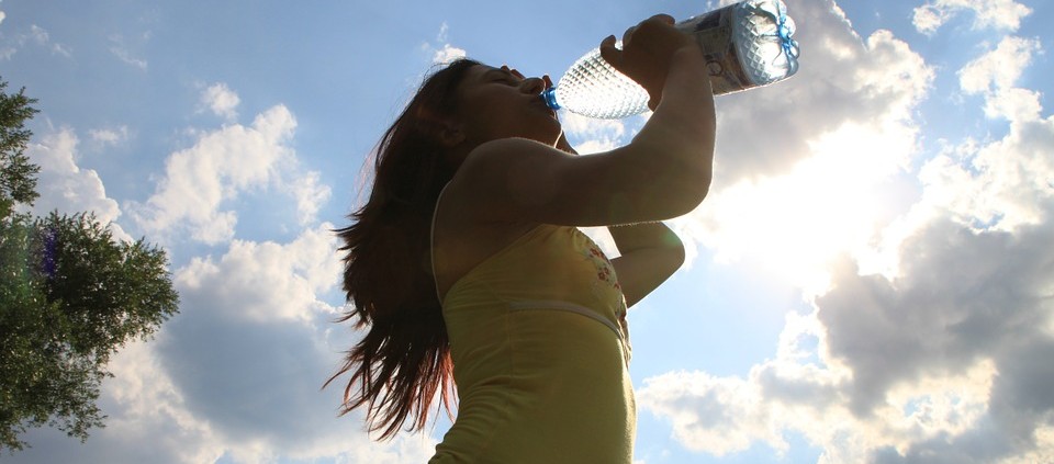 beber agua para cuidar el riñón