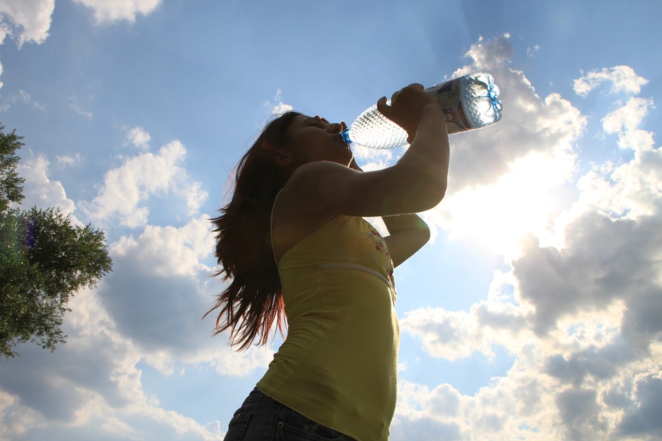 beber agua para cuidar el riñón