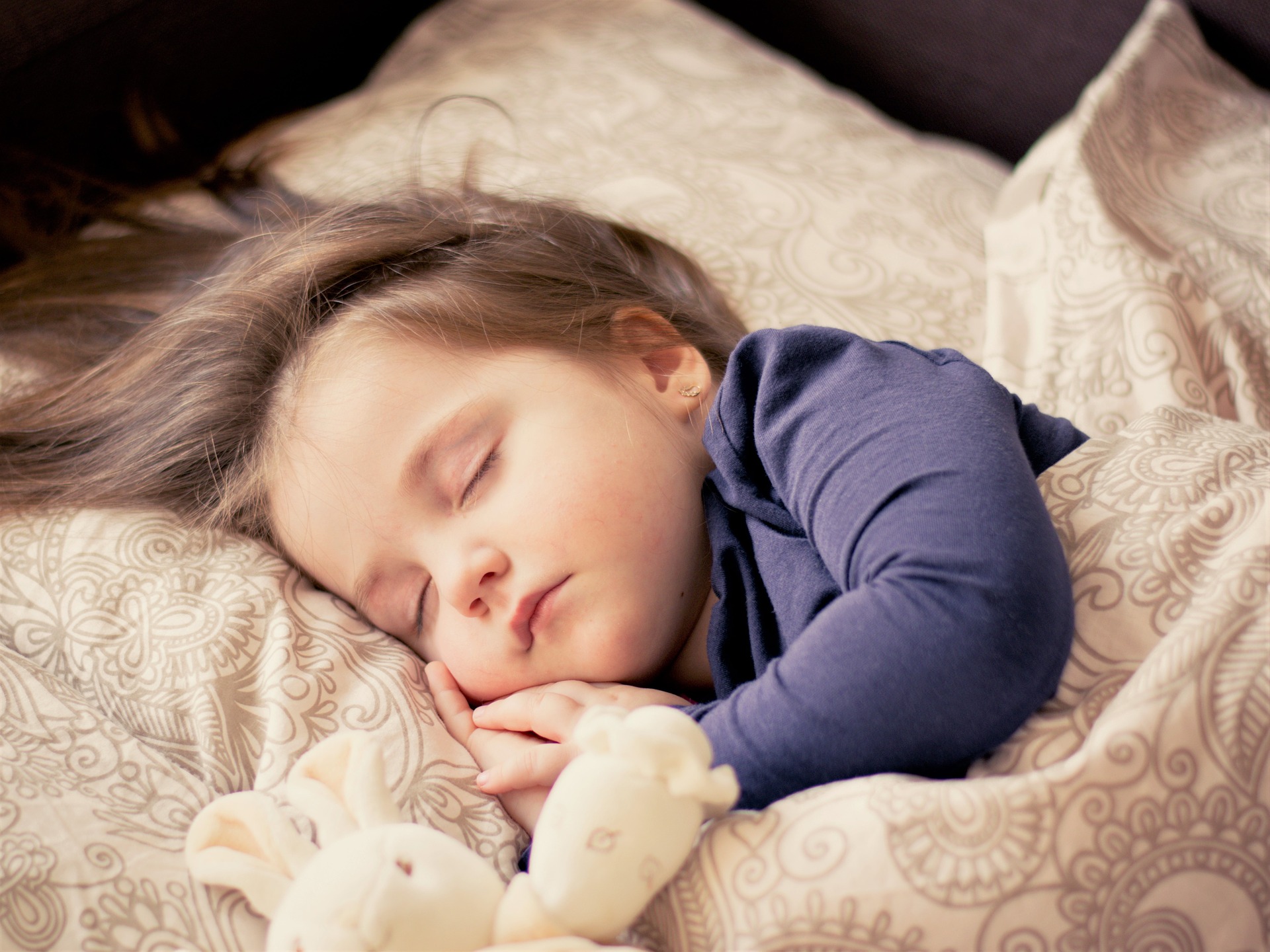 Cómo influye el tipo de iluminación en el descanso de los niños